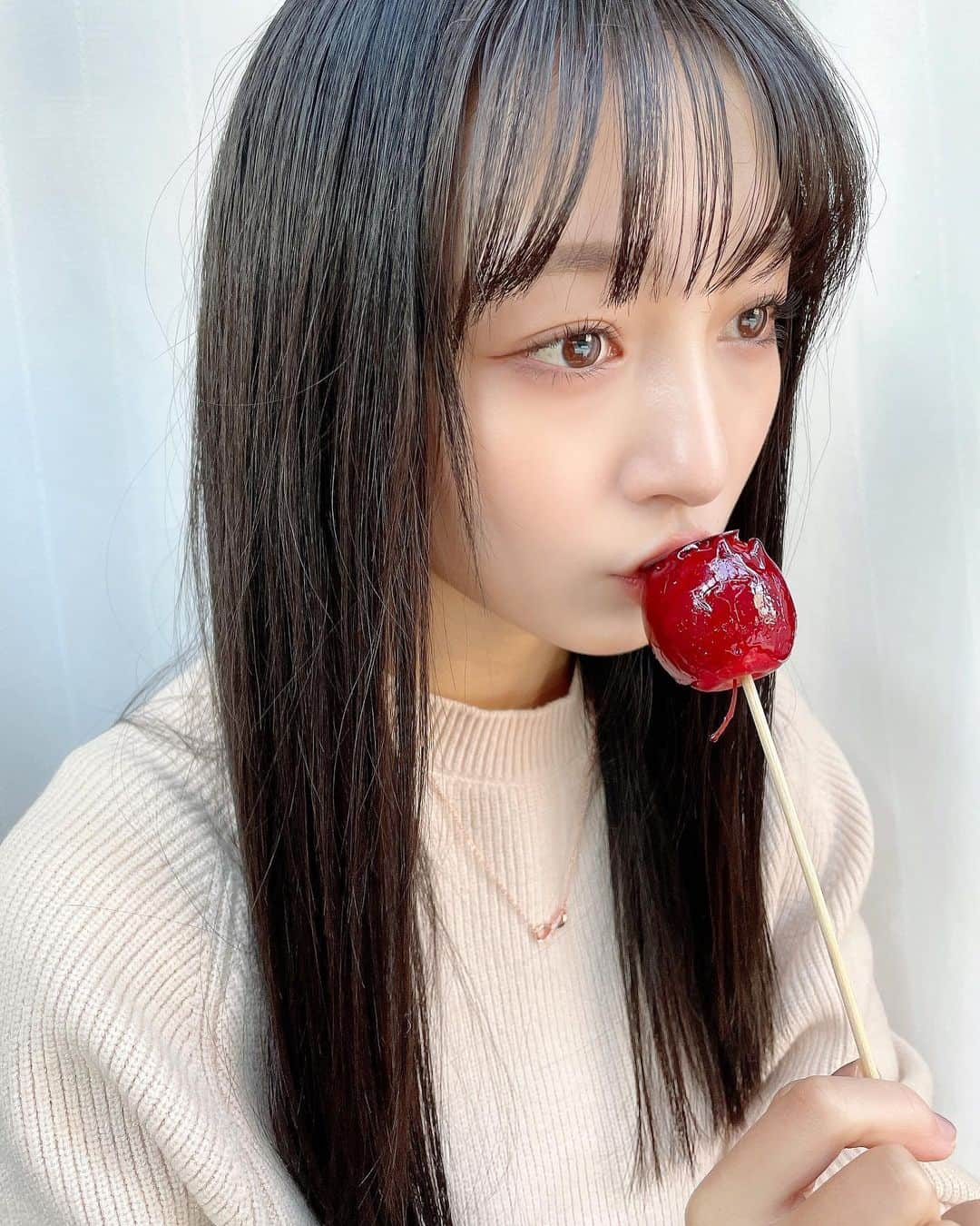 山本彩加さんのインスタグラム写真 - (山本彩加Instagram)「﻿ ﻿ ﻿ 姫りんご飴🍎﻿ ﻿ ﻿ ﻿ 初詣のときには毎年食べてたから﻿ 買ってきてお家で食べた♡﻿ ﻿ ﻿ #2021」1月2日 17時46分 - ayaka48_yanyan