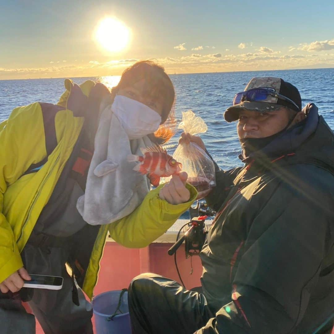 榎本加奈子さんのインスタグラム写真 - (榎本加奈子Instagram)「あけましておめでとうございます！🌅 今年も宜しくお願いします。🙏 日の出を観ながら釣りはじめ。🎣 #happynewyear #お正月 #🌅 #2021 #新年  #釣り#佐々木主浩#youtube #緑龍丸  #真鶴#甘鯛釣り」1月2日 17時47分 - kanako._.enomoto