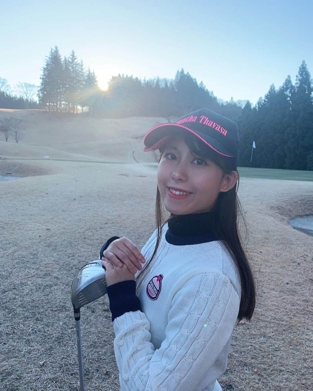 上野瑚子のインスタグラム：「家族で初打ち🏌️‍♀️ 今年はもう少し上手になれるようにちゃんと練習する😤 . . . サマンサのゴルフウェアの福袋買ってみたらキャップもニットもズボンも入ってたからそのまま全身サマンサにしちゃった♡大正解♡ . . . #samanthathavasa #samanthathavasaunder25 #samanthathavasaunder25andno7 #ゴルフ #初打ち #ゴルフ女子 #ゴルフウェア #golf #golfstagram #samanthagolf」