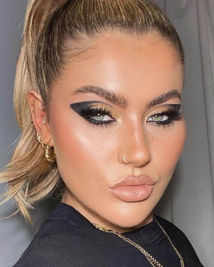 Benefit Cosmetics UKさんのインスタグラム写真 - (Benefit Cosmetics UKInstagram)「A strong start to a New Year requires one thing... A strong female and some badass brows 😍 @jamiegenevieve serving us POWER using Ka-BROW! and 24-HR Brow Setter 👏  #benefitbrows #24hrbrowsetter」1月2日 18時02分 - benefitcosmeticsuk