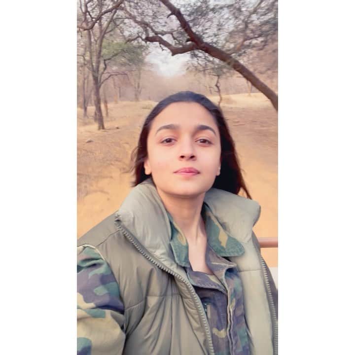 アリア・バットのインスタグラム：「happy new journey — safe travels 🙃☀️」