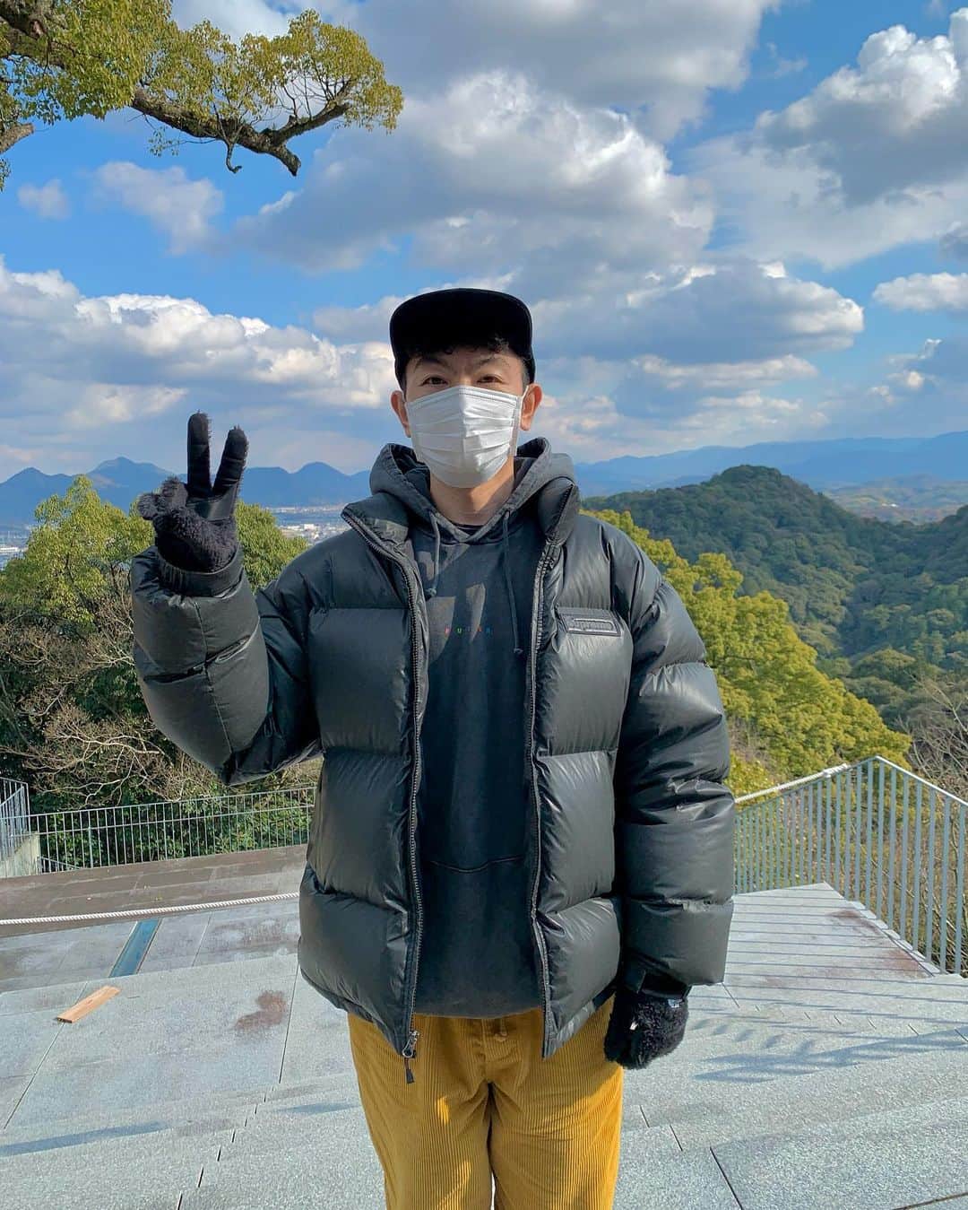 SONPUBのインスタグラム：「明けましておめでとう御座います🎍⛩🐉  個人的には気づきと学びの年だった 2020年が終わり 新時代の幕開け 経験を生かし 人生の航海と変化を楽しみます⛵️♪ 良い風が皆に吹きます様に  色々と準備してる計画があるのでお楽しみに😤 2021年も宜しくお願いします More Life / Keep in touch   ＊今日は子供の頃から年始によく訪れる金刀比羅宮にて参拝完了✌🏻」