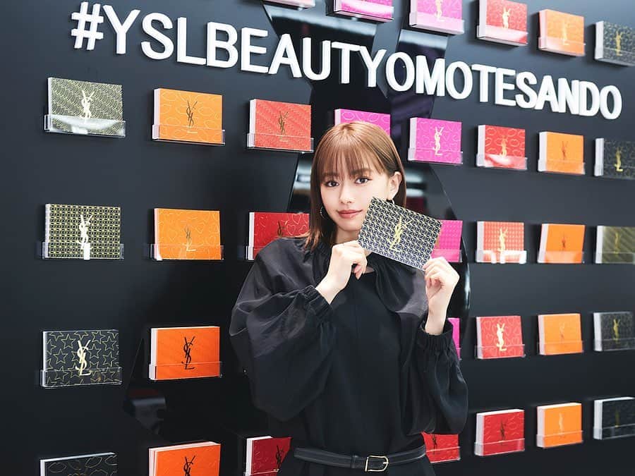 のインスタグラム：「【本日公開】女優・山本舞香さんが体験！『Tokyo Beauty Spot』で美をアップデートvol.2 ★ 先週、ご紹介したフラッグシップ ブティック『イヴ・サンローラン・ボーテ 表参道 フラッグシップ ブティック』で体験した『ATELIER PRINTING』の他にも、まだまだ魅力がたくさん詰まった店内を舞香さんがクルーズ！ ★ 【読者プレゼント🎁】キレイになれるヒントがいっぱい！ 山本舞香さんが『 YSL 表参道 フラッグシップ ブティック 』をクルーズ >>https://maquia.hpplus.jp/column/yamamotomaika/56270/ 山本舞香スペシャルデザインリップとメッセージカードをセットで、1名さまにプレゼント‼️ ご応募は、上記のURLから💄ぜひチェックしてみて💕 ★ 次回は、新春スペシャルドラマ 『アプリで恋する20の条件』 のオフショットをお届けします💌 1月7日（木）12時公開 お楽しみに⭐️ ★ WEBオリジナル連載 『山本舞香のBeauty Script』大好評🎉 記事の詳細は「マキアオンライン 山本舞香」 で検索👩🏻‍💻🔎 ★ @yamamotomaika_official #山本舞香 #山本舞香のbeautyscript #アプリで恋する20の条件 #maquia #maquiaonline WEB編集KN」