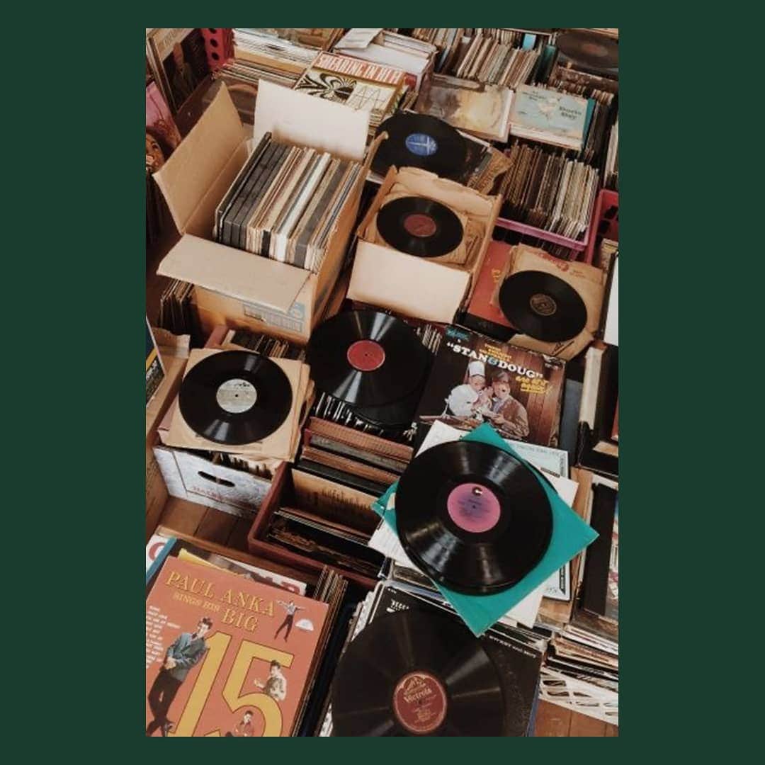 ベンシモンのインスタグラム：「2021 on change de disque ! 📀 ​Pour que cette année soit #meilleure et démarre du bon pied nous vous avons préparé plein de jolis projets !  ​ ​❣️ Découvrez dès la rentrée les portraits des 4 femmes aux personnalités fortes et bien différentes qui nous ont inspiré cette année et leur histoire avec notre marque iconique ✨ ​ ​❣️ Toute notre sélection déco est arrivée sur notre site internet ! Rendez-vous sur bensimon.com pour trouver l'inspiration 😉  Restez connectées 👀 💻  ​📸 Unkown @pinterest  ​#bensimon #newyear #new  ​」