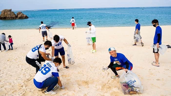 社会人のための学校MUPさんのインスタグラム写真 - (社会人のための学校MUPInstagram)「【想いを未来へ】 海のゴミや温暖化などにより珊瑚礁が死んでしまい、海が汚くなっている現状。 その現状を改善しようとMUPの生徒が主体となって毎月開催している、沖縄のビーチクリーンに参加させていただきました。  綺麗な海を取り戻そうということで、ビーチクリーンが沖縄各地の海で開催されています。 MUPの生徒以外の方も含め100名ほどの老若男女問わず多くの方が参加されていました。  沖縄の方に「海が綺麗ですね。」と言うと「これでもまだまだ綺麗じゃないんですよ。」と話していて驚きました。以前の沖縄の海はもっと綺麗だったそうです。  自分の故郷を大切にしたい、これからの世代に綺麗な海を受け継いで行って欲しい。綺麗な故郷の思い出を守っていきたいという想いが感じられました。  いいものを守り、受け継ぎながら、新しいことも取り入れていく。新たな時代のあり方を考え創り上げていく必要があると思います。  そのためにも何が必要なのかを考え、どう変えていけばいいのかをしっかりと学び、アウトプットしていきましょう！  #沖縄 #ビーチクリーン #MUP #MUPカレッジ﻿ #MUPウサギクラス﻿ #MUPうさぎクラス﻿ #MUPLOUNGE﻿ #竹花貴騎﻿ #takaki_kakehana﻿ #社会人のための学校﻿ #ビジネス﻿ #起業」1月2日 17時56分 - mup_college