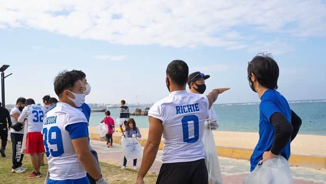 社会人のための学校MUPさんのインスタグラム写真 - (社会人のための学校MUPInstagram)「【想いを未来へ】 海のゴミや温暖化などにより珊瑚礁が死んでしまい、海が汚くなっている現状。 その現状を改善しようとMUPの生徒が主体となって毎月開催している、沖縄のビーチクリーンに参加させていただきました。  綺麗な海を取り戻そうということで、ビーチクリーンが沖縄各地の海で開催されています。 MUPの生徒以外の方も含め100名ほどの老若男女問わず多くの方が参加されていました。  沖縄の方に「海が綺麗ですね。」と言うと「これでもまだまだ綺麗じゃないんですよ。」と話していて驚きました。以前の沖縄の海はもっと綺麗だったそうです。  自分の故郷を大切にしたい、これからの世代に綺麗な海を受け継いで行って欲しい。綺麗な故郷の思い出を守っていきたいという想いが感じられました。  いいものを守り、受け継ぎながら、新しいことも取り入れていく。新たな時代のあり方を考え創り上げていく必要があると思います。  そのためにも何が必要なのかを考え、どう変えていけばいいのかをしっかりと学び、アウトプットしていきましょう！  #沖縄 #ビーチクリーン #MUP #MUPカレッジ﻿ #MUPウサギクラス﻿ #MUPうさぎクラス﻿ #MUPLOUNGE﻿ #竹花貴騎﻿ #takaki_kakehana﻿ #社会人のための学校﻿ #ビジネス﻿ #起業」1月2日 17時56分 - mup_college