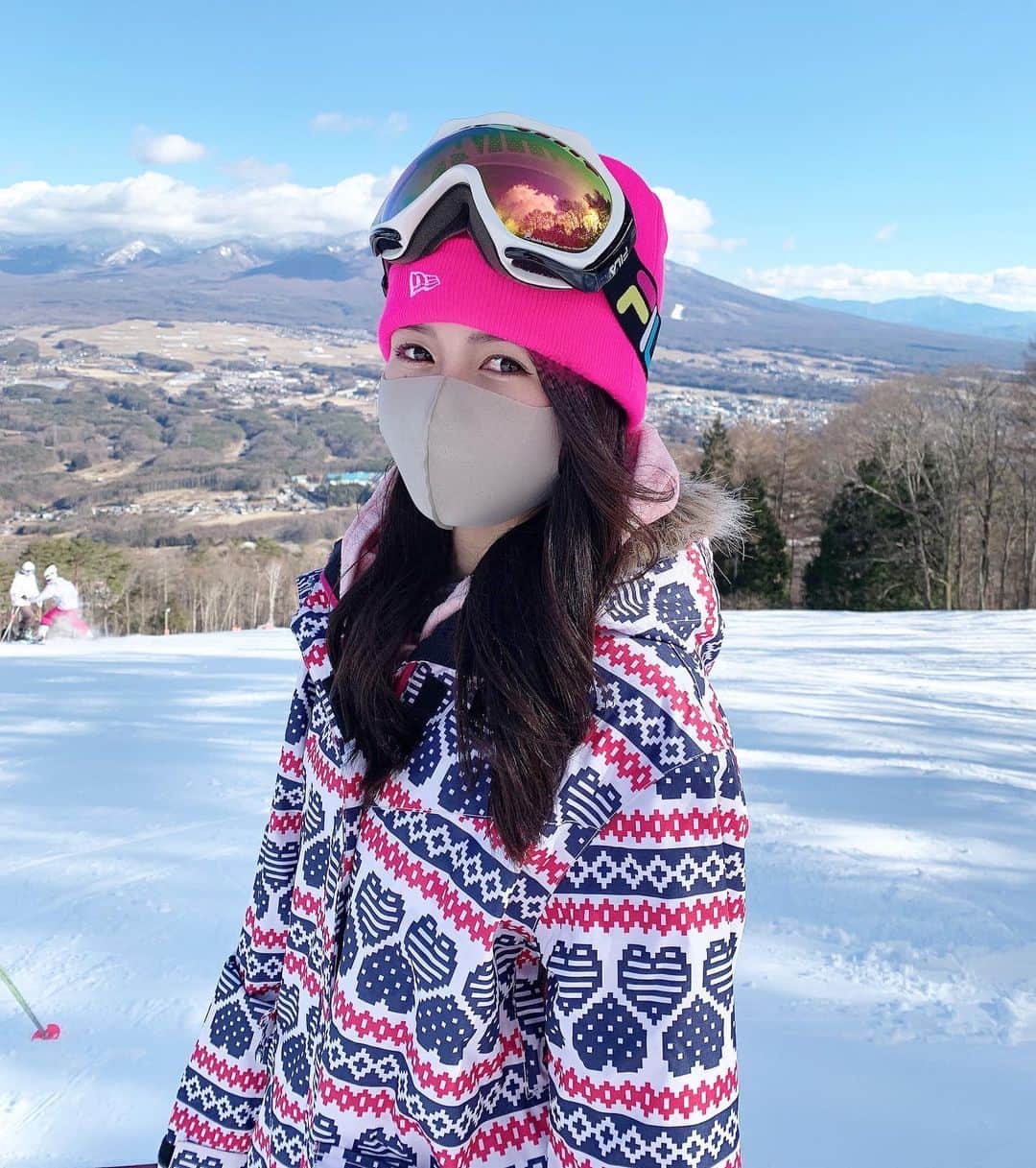 五十嵐みさのインスタグラム：「. 初滑り行ってきた〜⛷ 途中雪降ってきてなかなか寒かった❄️ 明日でお正月休みも終わり🎍 . #スキー#スキー場#初滑り#スキーウェア#雪#冬#お正月」