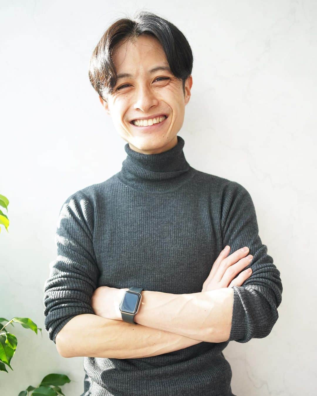 日野達也のインスタグラム：「皆さまあけましておめでとうございます⛩  コロナがあり、 ライフスタイルが激動だった2020年。  そんな中でも髪を任せて頂き、 いろんな思い出ご来店頂いていたかと思います。  コロナと今後も付き合い、特別な場所となって欲しい気持ちで 銀座shineを出店。  プライベートサロンだからこその安心感。 お客様一人一人によりパーソナルでいたい。 最も大切な皆さまのために動けたからこそ銀座に自分のお店を作る決心を致しました。  そして2021年。 自身初となる完全マンツーマンで施術をさせて頂きます。  美髪ストレートの更なるクオリティを求め、 カット技術の更なる進化を求め。  今は沢山のお客様を担当することよりも 一人一人に向き合い担当をしたい想いです。  shineは完全マンツーマンのプライベートサロンとして佐久間と共にお客様一人一人を大切にします。  どんな悩みも、どんな状態でも美しく。  ケア特化型美髪ストレート(9種類のケア剤付き) ショート〜ボブ¥24,000 ・ミディアム¥26,000 ・ロング¥28,000  カット＋美髪ストレート ショート〜ボブ¥29,000 ミディアム¥31,000 ロング¥35,000  カラー＋美髪ストレート ショート〜ボブ¥31,000 ミディアム¥33,000 ロング¥37,000  カット＋カラー＋美髪ストレート ショート〜ボブ¥34,000 ミディアム¥36,000 ロング¥40,000  カット　¥8,000 カットカラー(orパーマ)　¥16,000 カットカラー(orパーマ)ケアTr ¥17,000 カットカラーTOKIO ¥18,500 カットデジタルパーマ　¥18,000  【shine(シン)】アクセス  東京都中央区銀座7-3-7 ブランエスパ銀座 11F THE SALONS  銀座駅C２出口徒歩5分 有楽町駅中央口徒歩6分 日比谷駅A4出口徒歩10分 新橋駅徒歩10分  #shine #美髪ストレート　#銀座　 #髪質改善 #縮毛矯正　#美髪ストレート　#トリートメント　#ミルクティーベージュ　＃アッシュ　 #ストレート　#艶　#美髪　#ロング　＃ミディアム　#ボブ　#ショート　#シースルーバング　#切りっぱなし」