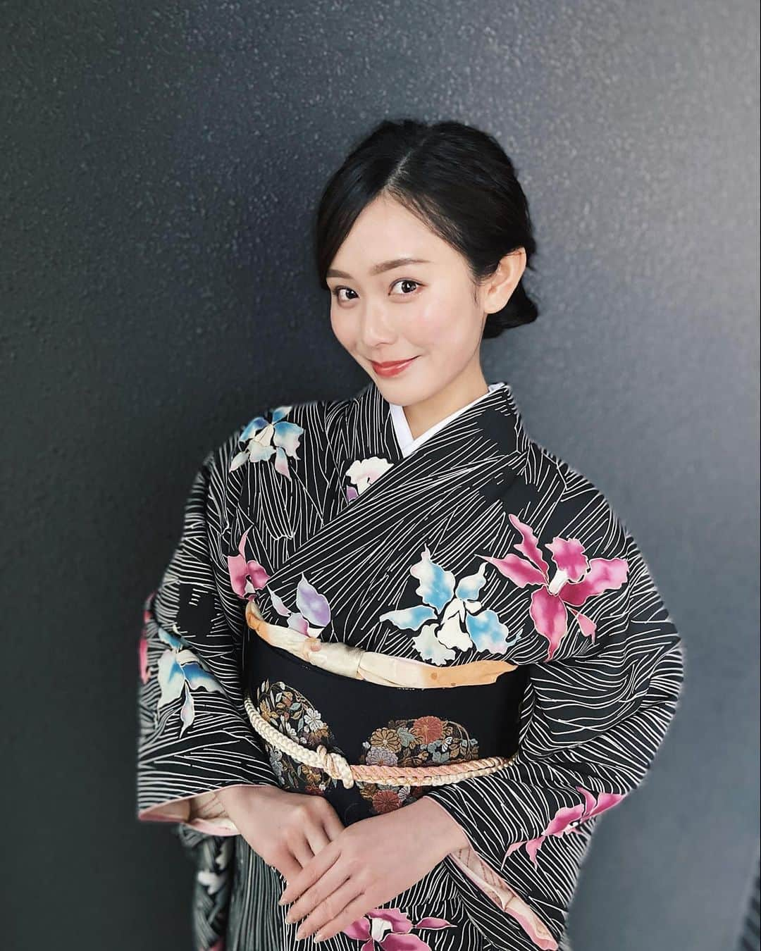 原田佳代子（ミス國學院No.3）のインスタグラム：「〜謹賀新年〜﻿ 新年のご挨拶申し上げます。﻿ ﻿ 昨年は予期せぬ出来事に混乱し、﻿ 思った通りに行動出来ないこともありました。﻿ ﻿ ですがその時間で自分自身を見つめることが出来、﻿ 周囲の支えに感謝した年でもあったと思います。﻿ ﻿ ﻿ 今年は社会に寄与する人間にもなれるよう、﻿ ｢前進｣する年になることを願っています。﻿ ﻿ 本年もどうぞよろしくお願い致します🎍﻿ 皆様のご健勝とご発展をお祈り申し上げます。﻿ ﻿ ﻿ ﻿ #謹賀新年 ﻿ #祖母の若い頃のお着物を仕立て直して貰いました  #自分で上手く着られているかしら」