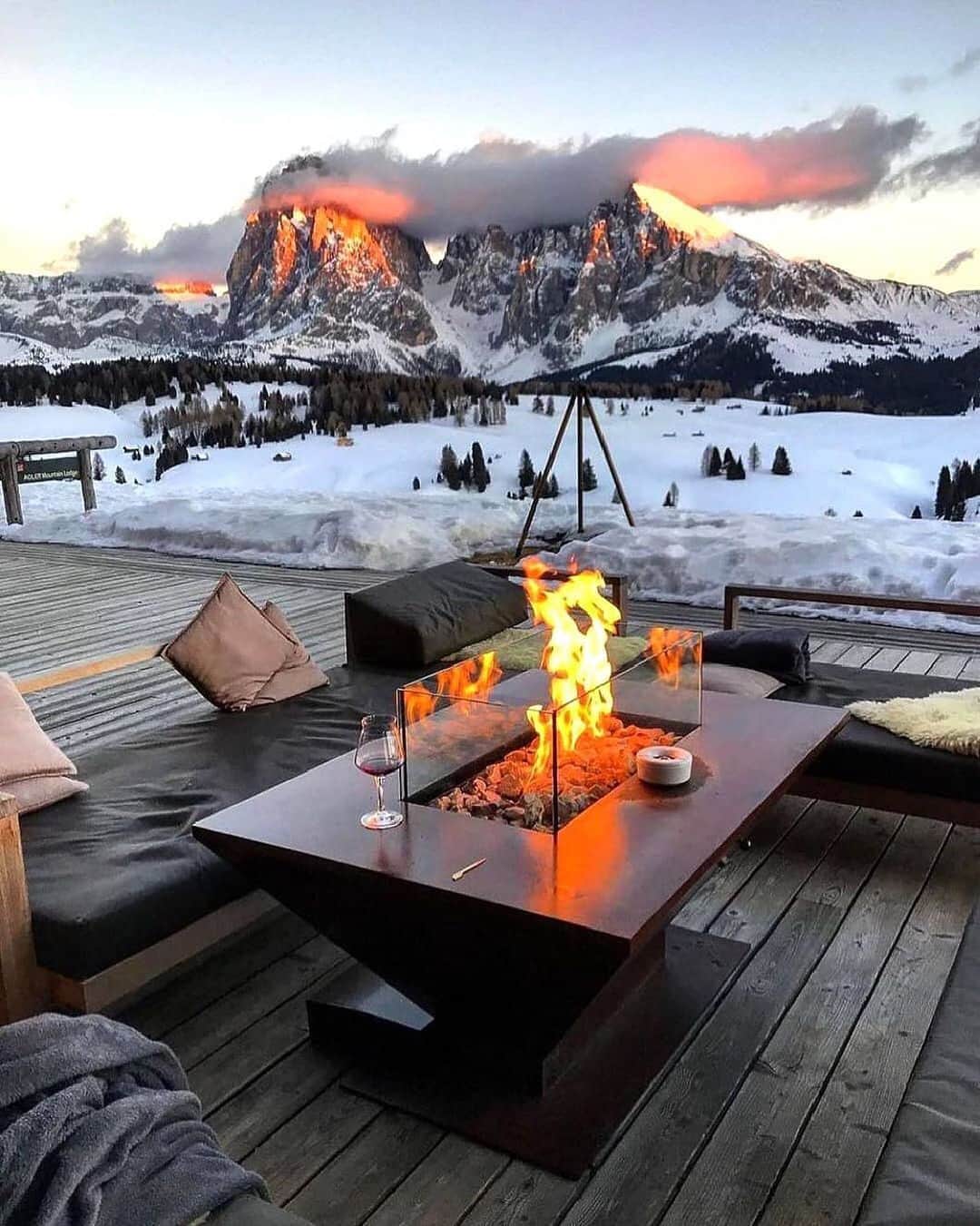 BEAUTIFUL DESTINATIONSさんのインスタグラム写真 - (BEAUTIFUL DESTINATIONSInstagram)「The perfect setting for some post-New Year Day's slowdown. 😌🔥 Who else just wants to take it easy and relax today? 🙌🏼  Whether you long for tranquility or adventure, this cozy nook in the Italian Dolomites is a prime spot. Dramatic snow-covered landscapes are everywhere you look, making you feel closest to nature. 💭  What's your ideal nature getaway? Any remote or secluded destinations that you plan to visit this 2021? 🏔  📍 Dolomites, Italy」1月2日 18時03分 - beautifuldestinations