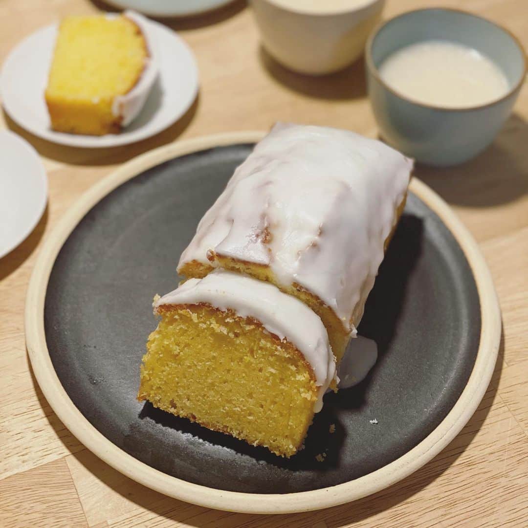 黒澤かなえさんのインスタグラム写真 - (黒澤かなえInstagram)「大晦日の夜は甘酒とレモンケーキを用意しました。 甘酒を飲んで少し参拝気分に♪ 頂いた素敵なお皿は最近のお気に入りです @_narumiyashiro_  さんのもの。  私今年はいよいよ前厄らしく！ 女の30代はほぼ厄。 不安を取り除いて整えてから2021年をお迎えします。 ．  #大晦日おやつ#2021年#大晦日#行く年来る年」1月2日 18時03分 - k_kana