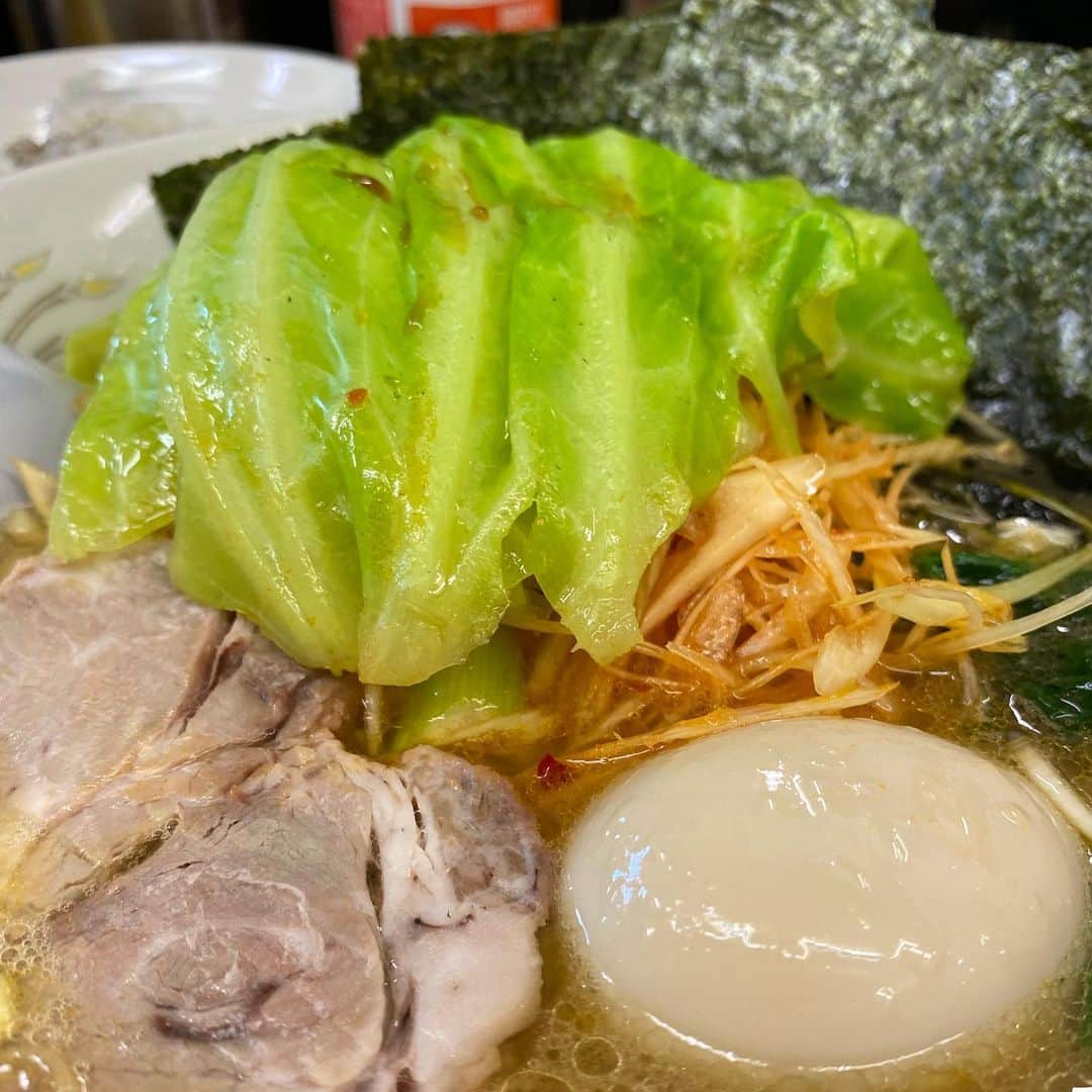 中谷一馬さんのインスタグラム写真 - (中谷一馬Instagram)「今年のラーメンはじめは、 #横浜市 #都筑区 #池辺町 の #うえむらや 😋 都筑といえばこの #らーめん ！ 新鮮で美味しい #横浜野菜 の #ネギ玉ラーメン  至極の一杯(￣▽￣)♡ クセになる美味しさの #横浜 #ラーメン に癒されました (^ ^) ちなみに昨年のラーメン納め は #日吉 のソウルフード #武蔵家 でございました😍 #立憲民主党 #衆議院議員 #中谷一馬 #訪れたラーメン店1000軒以上 #都筑の美味しいごはん屋さん  #港北の美味しいご飯屋さん #港北 #都筑 #日吉本町 #箕輪町 #下田町 #綱島 #東方町  #折本町 #川向町  #大熊町 #佐江戸 #新羽町 #仲町台」1月2日 18時04分 - kazuma_nakatani