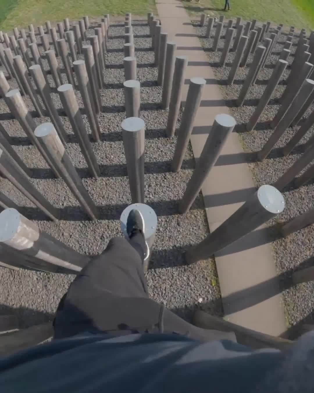 レッドブルのインスタグラム：「we think @thejasonpaul may have just invented the *extreme* version of hopscotch 🥴 😂   #redbull #givesyouwiiings #parkour #freerunning #pov」