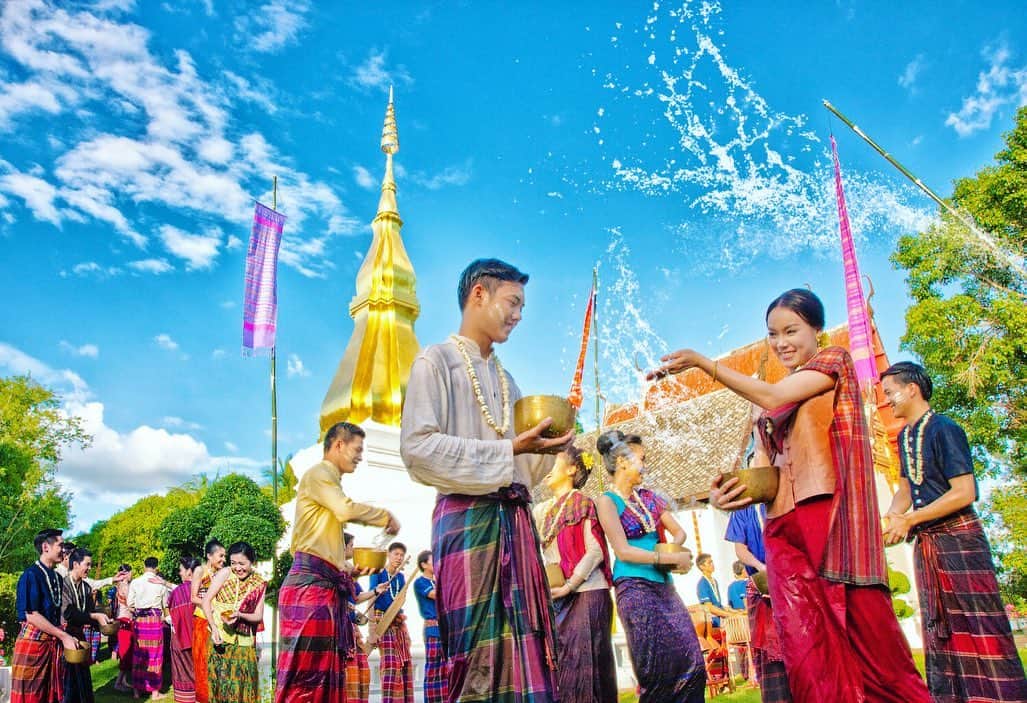 タイ国政府観光庁さんのインスタグラム写真 - (タイ国政府観光庁Instagram)「・﻿ 今日は、タイのお正月についてピックアップ😉﻿ 旧正月に行われるお祭り「ソンクラーン」をご紹介します💡﻿ ﻿ 別名「水掛け祭り」として知られるソンクラーンは、旧正月にあたる毎年4月13日〜15日の3日間に行われる伝統行事🙏﻿ 本来は仏像や仏塔、年長者の手に水を掛けたりすることでお清めをする…という風習で、一年で最も気温が高くなる時期でもあることから、暑さしのぎとしての意味も持っています🎐﻿ ﻿ ソンクラーン期間は各地でさまざまな催しが開かれるため、タイ全土が大盛り上がり✨﻿ 全身びしょ濡れになるので、参加する際は万全の格好で臨みましょう✊💦﻿ ﻿ #タイ #ソンクラーン #水かけ祭り #旧正月 #タイ祭り  #お祭り #お祭り大好き #祭り好きな人と繋がりたい #こんなタイ知らなかった #もっと知りタイ #はじめてのタイ #タイ旅行 #旅好きな人と繋がりたい #旅行好きな人と繋がりたい #海外旅行 #thailand #songkran #songkranfestival #songkranthailand #thaifestival #localexperience #thainess #lunarnewyear #waterfestival #amazingthailand #thailandtravel #thailandtrip #thai #thaistagram #lovethailand ﻿」1月2日 18時06分 - amazingthailandjp