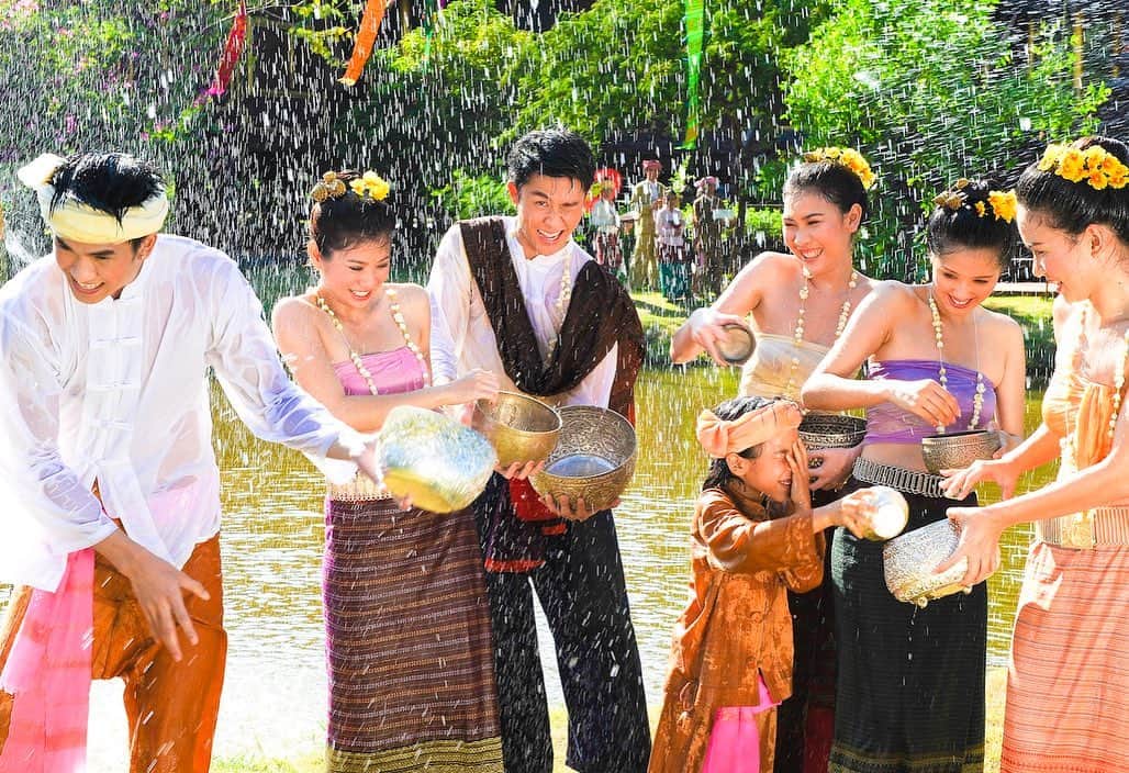 タイ国政府観光庁さんのインスタグラム写真 - (タイ国政府観光庁Instagram)「・﻿ 今日は、タイのお正月についてピックアップ😉﻿ 旧正月に行われるお祭り「ソンクラーン」をご紹介します💡﻿ ﻿ 別名「水掛け祭り」として知られるソンクラーンは、旧正月にあたる毎年4月13日〜15日の3日間に行われる伝統行事🙏﻿ 本来は仏像や仏塔、年長者の手に水を掛けたりすることでお清めをする…という風習で、一年で最も気温が高くなる時期でもあることから、暑さしのぎとしての意味も持っています🎐﻿ ﻿ ソンクラーン期間は各地でさまざまな催しが開かれるため、タイ全土が大盛り上がり✨﻿ 全身びしょ濡れになるので、参加する際は万全の格好で臨みましょう✊💦﻿ ﻿ #タイ #ソンクラーン #水かけ祭り #旧正月 #タイ祭り  #お祭り #お祭り大好き #祭り好きな人と繋がりたい #こんなタイ知らなかった #もっと知りタイ #はじめてのタイ #タイ旅行 #旅好きな人と繋がりたい #旅行好きな人と繋がりたい #海外旅行 #thailand #songkran #songkranfestival #songkranthailand #thaifestival #localexperience #thainess #lunarnewyear #waterfestival #amazingthailand #thailandtravel #thailandtrip #thai #thaistagram #lovethailand ﻿」1月2日 18時06分 - amazingthailandjp