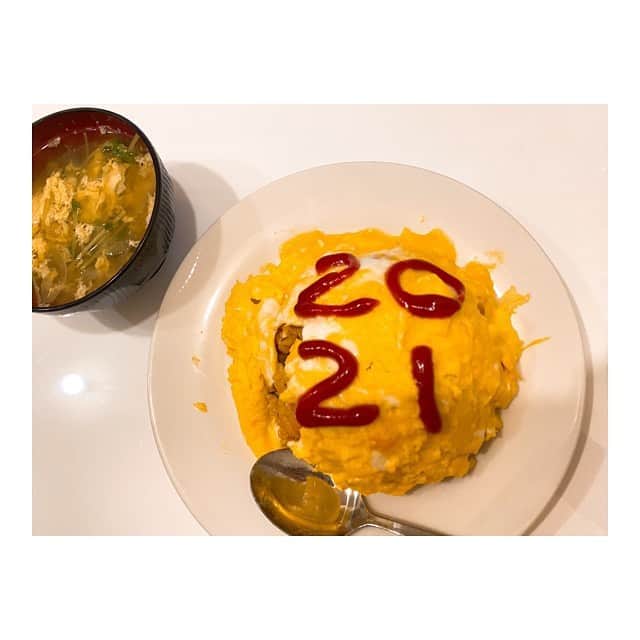 中山こころさんのインスタグラム写真 - (中山こころInstagram)「* 全然お正月と思えぬ食生活🍽 少しでもと、ケチャップで2021を（笑） * 白味噌のお雑煮が食べたい🥺🥺🥺 * #オムライス  #卵破けた  #京都人  #白味噌のお雑煮が好き」1月2日 18時07分 - coocoorooo