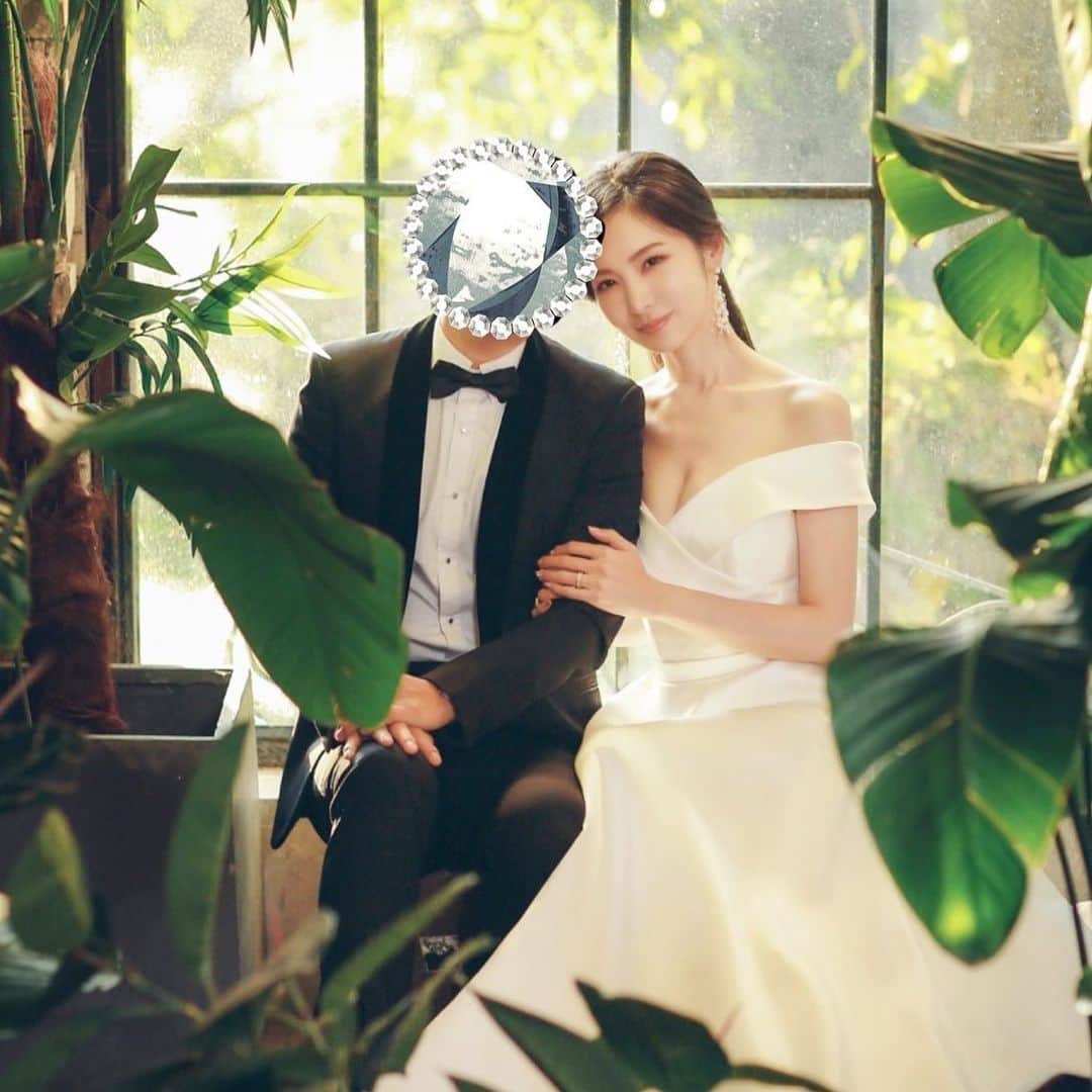 mycoのインスタグラム：「👰💍📸③﻿ 한국에서 찍었습니다🎥﻿ ﻿ 花嫁様達から沢山のDMが来ました😳﻿ 「どちらで撮りましたか？」﻿ 「ドレス選びは悩みましたか？」﻿﻿ 「何着撮影しましたか」﻿ ﻿ こちらでお返事させて頂きますね💌﻿ ﻿ 写真は韓国で撮影しましたよ🇰🇷✨﻿ ドレス選びは迷いますよね！！﻿ わたしも選ぶのめちゃくちゃ悩みました。﻿ 撮影は秋と冬に撮りました。﻿ 全て合わせると撮影したのは15着です👰﻿ ﻿ ﻿ コメントオフをテストさせて下さい🤍﻿ ﻿  #weddingdress #weddingphotography  #weddingphoto #weddingflowers #ウエディングドレス #ウエディングフォト #前撮り﻿  #前撮り写真 #結婚写真」