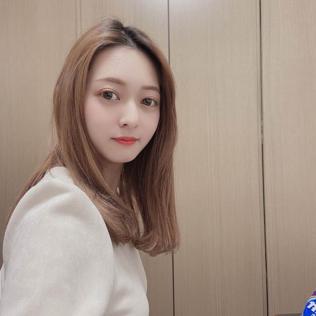 末次愛梨のインスタグラム：「お正月みんななにしてる🥺⁉️ 去年までの年末年始のウキウキ感が恋しい😭  さすがにコロナもういいわ飽きたから 早くどっかいってくれ😌🙏  今日のカラコンもFLANMY✌️  今日はパリふわ×波ブラウンの シェルサンドブラウンだよ〜🐚💗  ふんわり優しい瞳になるね〜♪  #FLANMY#shellsandbrown#makeup#フランミー#カラコン#カラコンレポ#シェルサンドブラウン#メイク#美容」