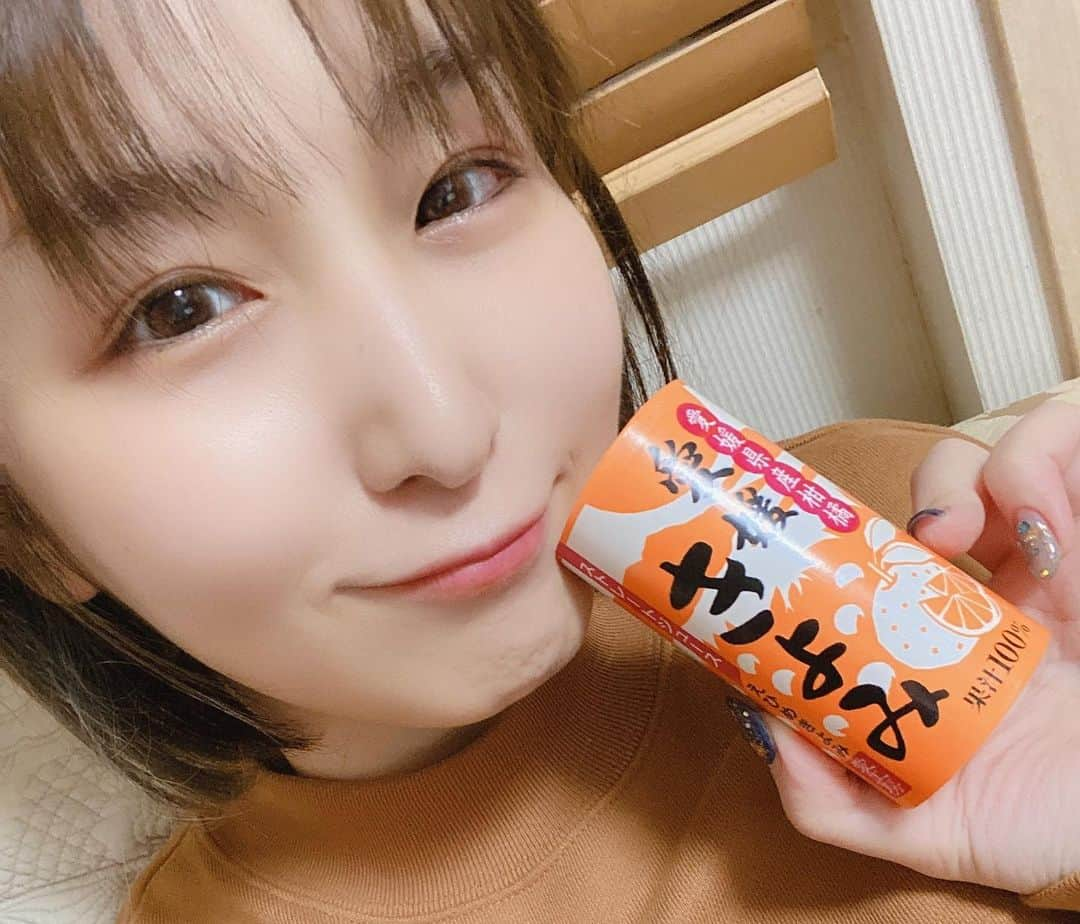 吉田実紀さんのインスタグラム写真 - (吉田実紀Instagram)「あけましておめでとうございます🎍 今年も何卒よろしくお願いします！ . . . 愛媛のみかんの味が恋しくて（わたし愛媛出身です。）お取り寄せしてみました🙆‍♀️ 愛媛のみかんジュースってお砂糖を使わずにみかんの味を存分に楽しめるものが多くて嬉しいです🙆‍♀️💓 . . . きよみを使ったジュースはきよみ自体が甘みがあるので幸せ〜🍊 . . . . .  #愛工房 #愛媛みかん #宇和島グルメ #みかんジュース #ポンカンジュース #果汁100パーセント #ストレートジュース #pr」1月2日 18時13分 - yoshidamiki1124