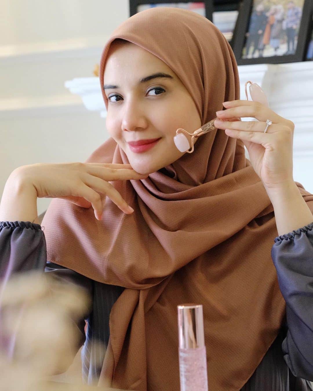 Zaskia Sungkarのインスタグラム：「Efek ibu hamil mungkin ya? Jadi kadang aku pengen sesuatu hal yang bikin rileks gitu. Apalagi wajah, biar tetap segar gak pucat dan gak banyak masalah di wajah karna efek hormon hamil, jadi aku pake Facial Roller Halwey ini, lagi viral sih! Karena memang batu alamnya Halwey tuh asli banget jadi dingin sejuk dikulit nya itu lamaaa dan berasa ngefek gitu di wajah. Juga dipercaya sejak dahulu kalo Facial Roller ini bisa melancarkan peredaran darah di wajah dan menstimulasi pembentukan Collagen baru di wajah. Gemstone nya juga keluaran terbaru dan mewah gitu! Suka nya lagi ini tuh ada garansi produk nya. Bisa samaan yuk sama aku. Wajah makin Baby face dan makin percaya diri !  Makasih yaaaa @halwey_indonesia Handle by : @ipputmanagement」