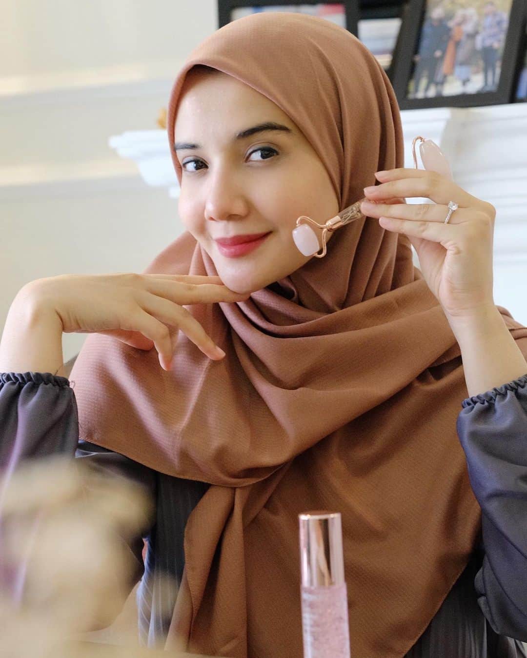 Zaskia Sungkarさんのインスタグラム写真 - (Zaskia SungkarInstagram)「Efek ibu hamil mungkin ya? Jadi kadang aku pengen sesuatu hal yang bikin rileks gitu. Apalagi wajah, biar tetap segar gak pucat dan gak banyak masalah di wajah karna efek hormon hamil, jadi aku pake Facial Roller Halwey ini, lagi viral sih! Karena memang batu alamnya Halwey tuh asli banget jadi dingin sejuk dikulit nya itu lamaaa dan berasa ngefek gitu di wajah. Juga dipercaya sejak dahulu kalo Facial Roller ini bisa melancarkan peredaran darah di wajah dan menstimulasi pembentukan Collagen baru di wajah. Gemstone nya juga keluaran terbaru dan mewah gitu! Suka nya lagi ini tuh ada garansi produk nya. Bisa samaan yuk sama aku. Wajah makin Baby face dan makin percaya diri !  Makasih yaaaa @halwey_indonesia Handle by : @ipputmanagement」1月2日 18時14分 - zaskiasungkar15