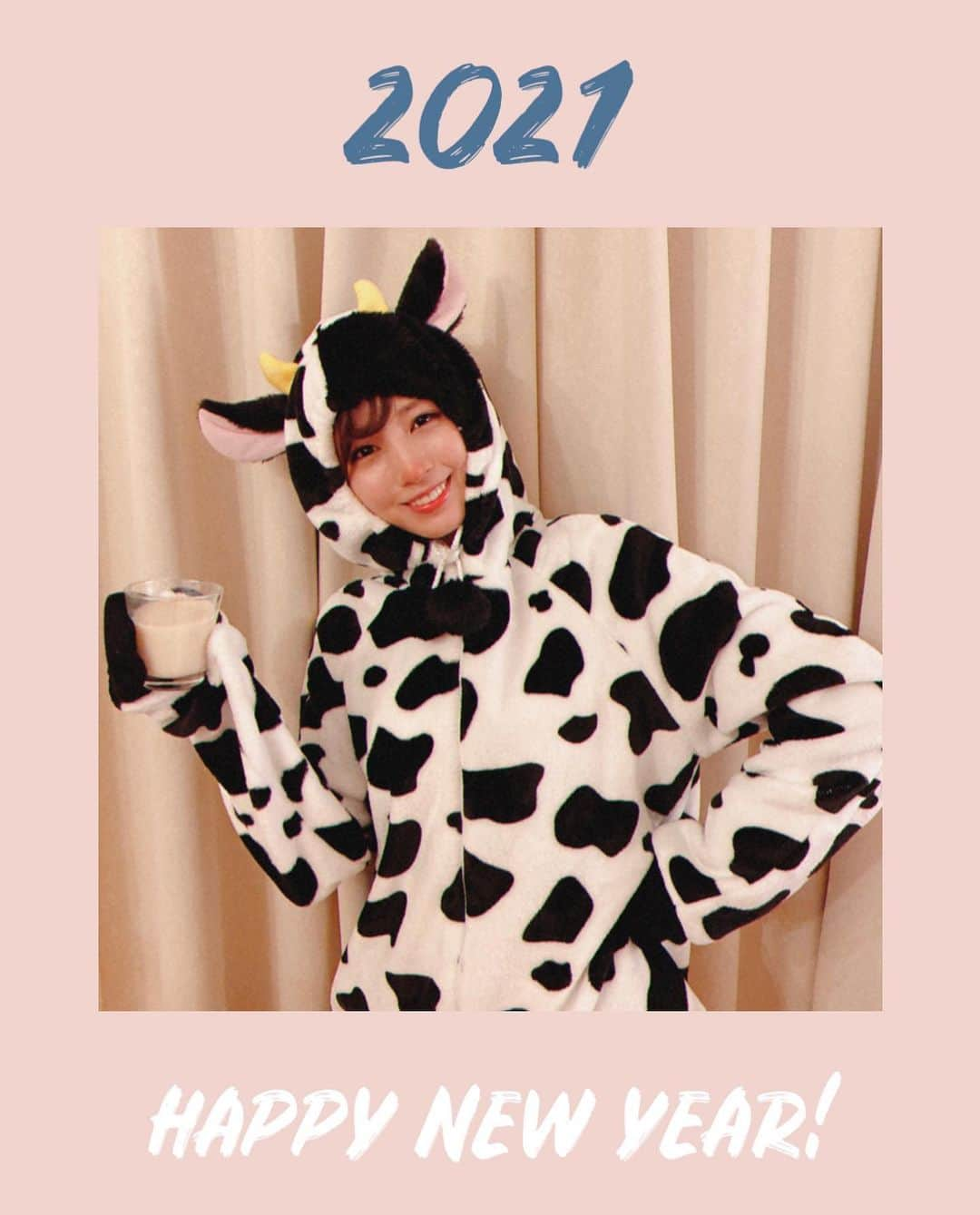 堤礼実のインスタグラム：「🐄 皆さま今年も宜しくお願い致します！ モー！！！と叫びたくなるくらい良い年にしましょう🐮 . . #れミル姉さんからの年賀状です #ちゃんと蹄も再現しまして #母の靴下で可愛い蹄が出来ました #先程撮った写真なので #これを書いている今も鼻先が真っピンクのままです」