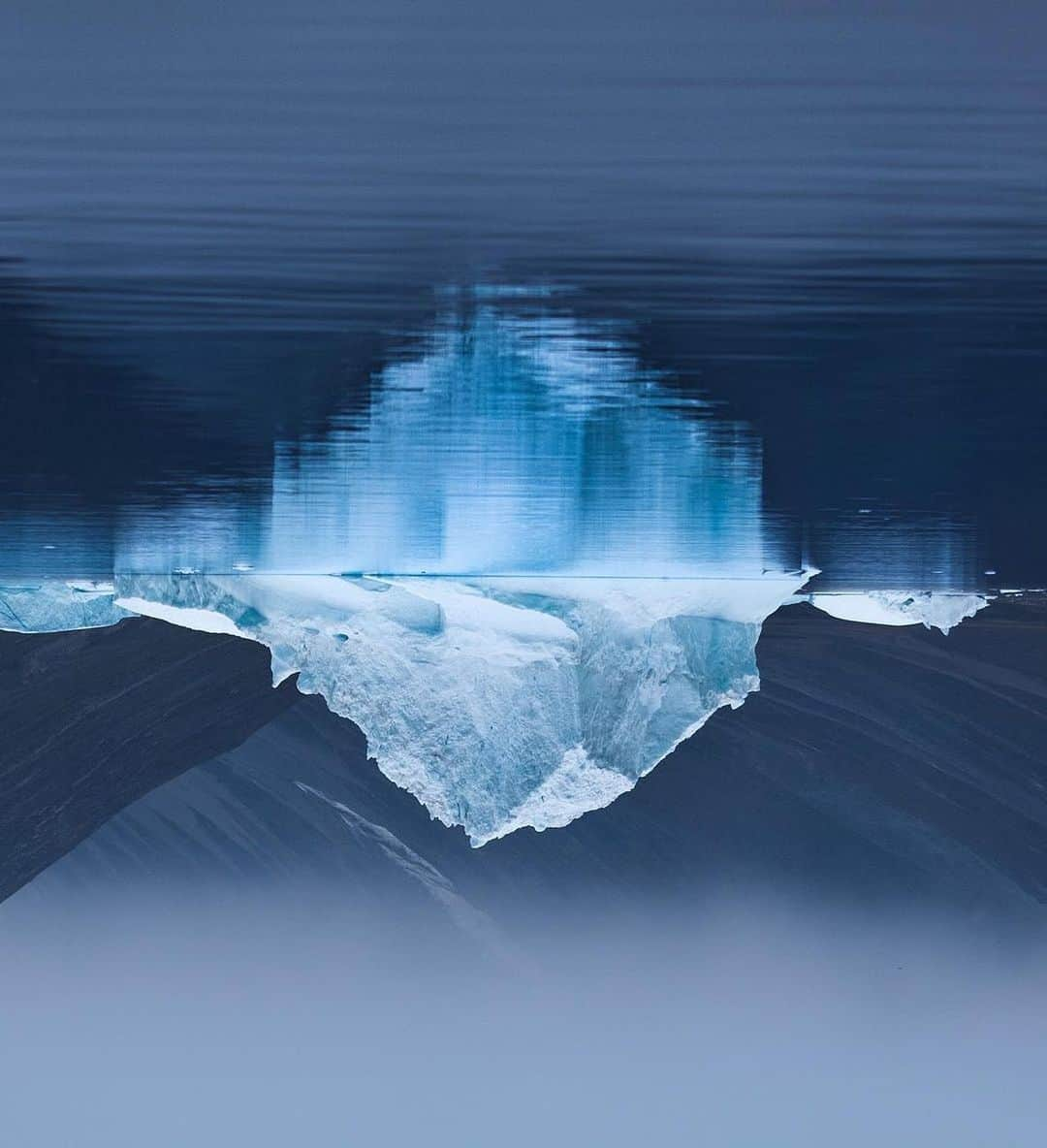 Canon Photographyさんのインスタグラム写真 - (Canon PhotographyInstagram)「Upside down 🧊 Photography // @nordicalex Curated by @steffeneisenacher  #greenland #grönland #iceberg #ice #reflectionphotography」1月2日 18時15分 - cpcollectives