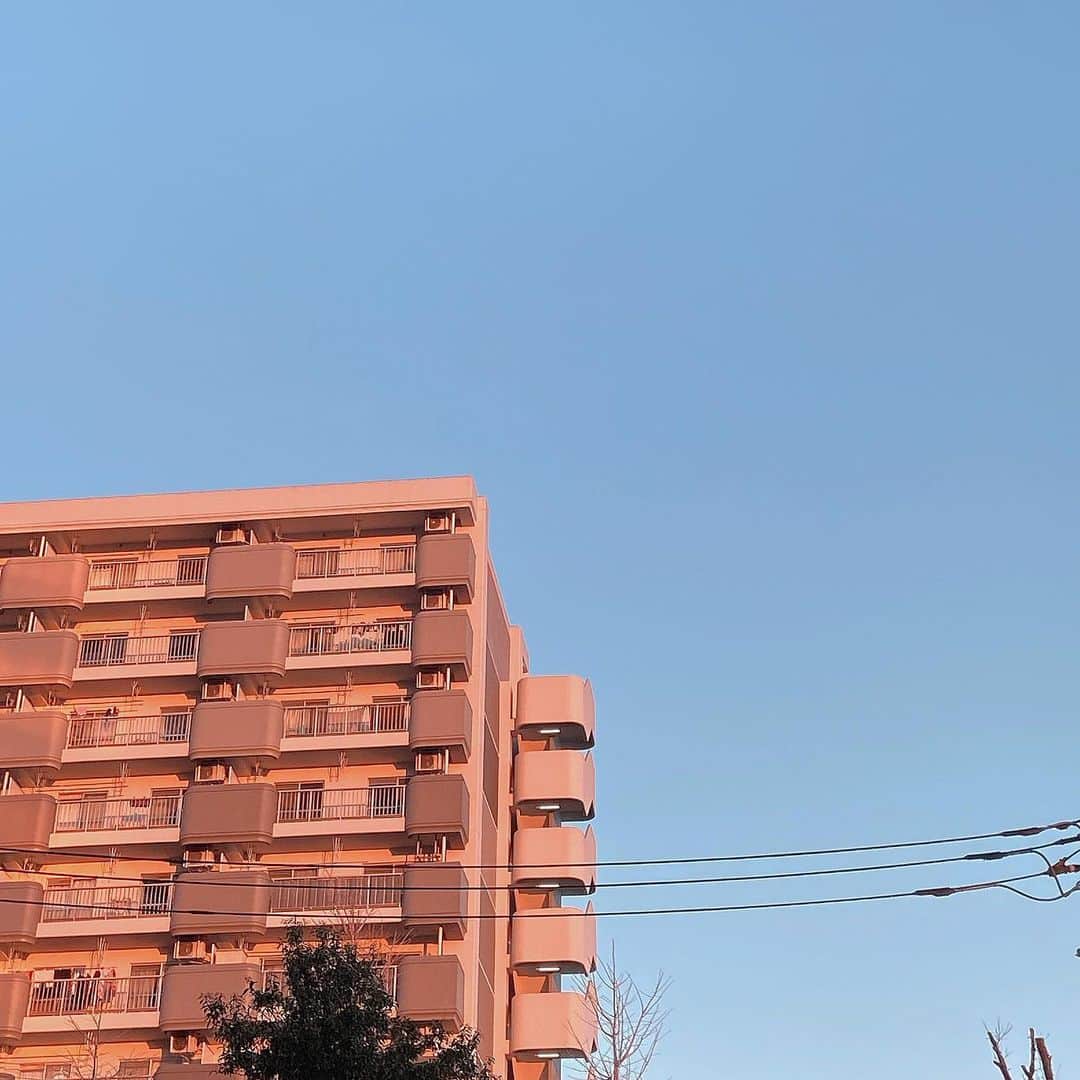 sarimaru(国木田さりまる)のインスタグラム：「予定ある日に限って雨って感じだったのに、 最近は晴れの日に早起きして会いたい人に会えている💭❤︎」
