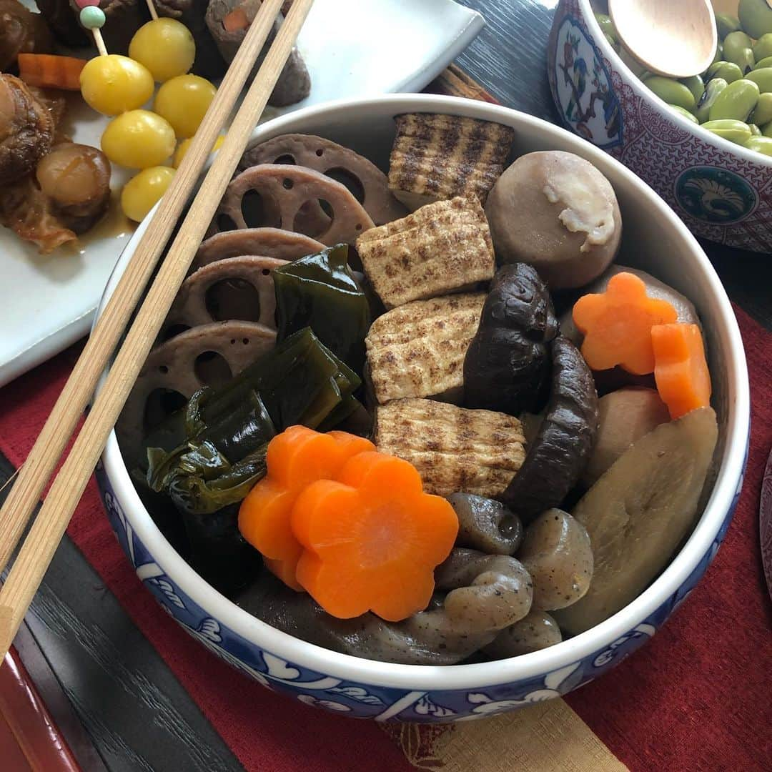 森本容子さんのインスタグラム写真 - (森本容子Instagram)「母 @yocohaha  のおせち。これにお赤飯とお雑煮と最高でしたー💛  @kariangofficial @ymdoshop @bankertokyo @yocomorimoto #bankertokyo #ymdoshop #kariang #tokyo #denim #japanmade #カリアング#レディスウェア#今日のコーデ#カットソー#コーディネート#森本容子#キッズウエア #マタニティウエア #マタニティ#マタニティコーデ #がんばれ高齢出産 #fashion #yocomorimoto  #2歳」1月2日 18時18分 - yocomorimoto