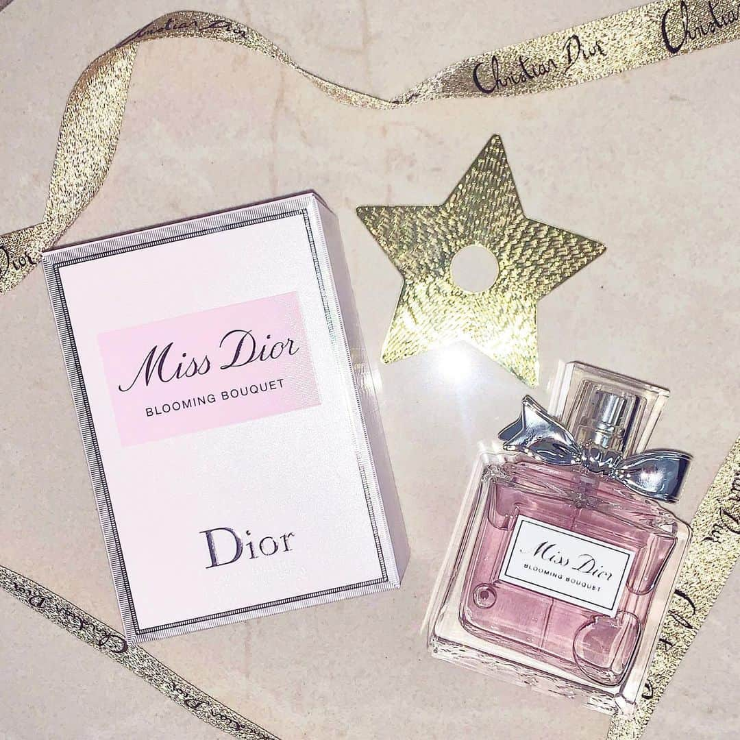 関りおんのインスタグラム：「_  ミス ディオール ブルーミング ブーケ💎  ギフトラッピングも可愛いの☺️  #dior #フレグランス #ミスディオール #ブルーミングブーケ #香水 #ギフト」