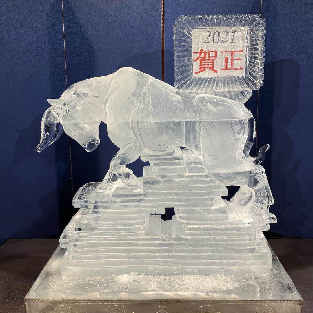 ホテル ニューオータニさんのインスタグラム写真 - (ホテル ニューオータニInstagram)「氷彫刻 世界チャンピオン、ホテルニューオータニ 氷彫刻室の平田 浩一が手がけた作品をご紹介。今年の干支である「丑(うし)」﻿と、環境・安全への取り組み”GREEN New Otani”プロジェクトを表現したディスプレイです。 ﻿ 2021 is the Year of the Ox in Japan! Ice sculpture by multi-time world champion Kouichi Hirata🏆✨」1月2日 18時29分 - hotelnewotanitokyo