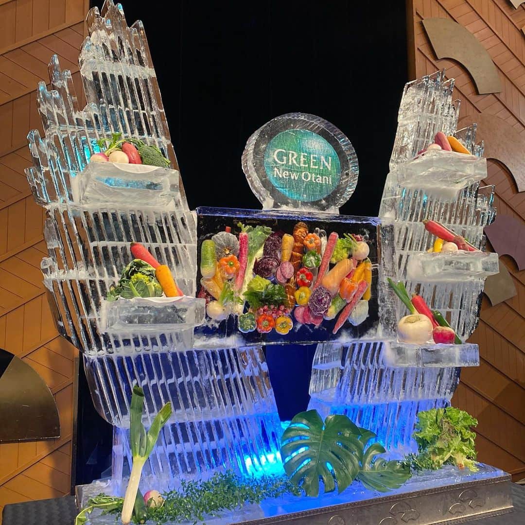 ホテル ニューオータニさんのインスタグラム写真 - (ホテル ニューオータニInstagram)「氷彫刻 世界チャンピオン、ホテルニューオータニ 氷彫刻室の平田 浩一が手がけた作品をご紹介。今年の干支である「丑(うし)」﻿と、環境・安全への取り組み”GREEN New Otani”プロジェクトを表現したディスプレイです。 ﻿ 2021 is the Year of the Ox in Japan! Ice sculpture by multi-time world champion Kouichi Hirata🏆✨」1月2日 18時29分 - hotelnewotanitokyo
