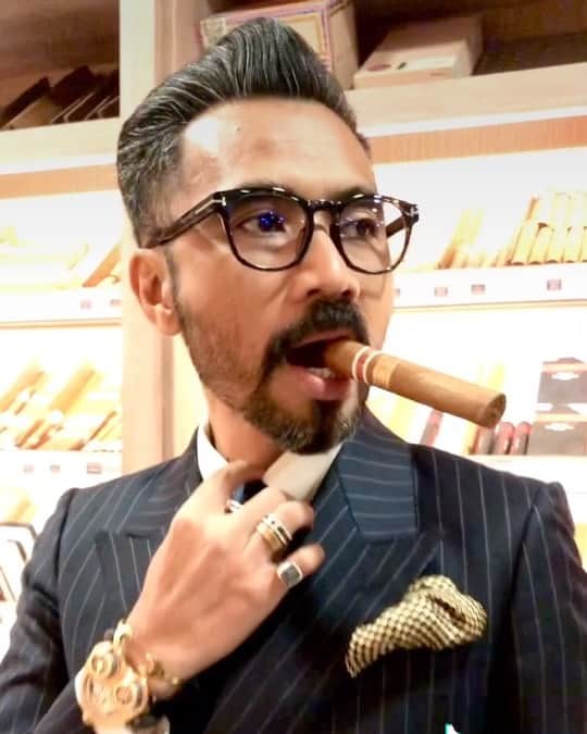 Wak Doyokのインスタグラム：「Style still maintains, work perform 2021 💪🏻 #lordstailor #TakPanaske #AkuYangPakaikoYangPanas #KodahKenapa #WdCigar #MegWak #WakDoyok #LegasiWakDoyok #WDLifeStyle #WakDoyokFC #BeardedGentlemen #Sedagher #MensWear #Fashion #MensFashionReview #StreetFashion #Dapper #Ootd #Style #MensFashionPost #TheMenClub #MenWithClass #Details #Sartorialist #Pittiuomo #Class #British #Usa」