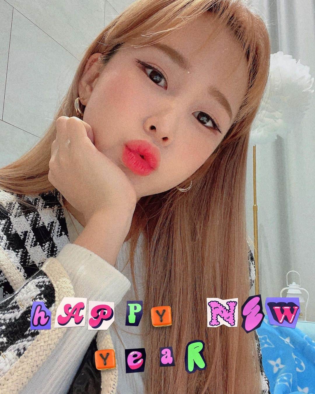 のインスタグラム：「2021년 첫 주말😘 다들 뭐해요?😌 Happy New Year! Love you Waylanders❤️」