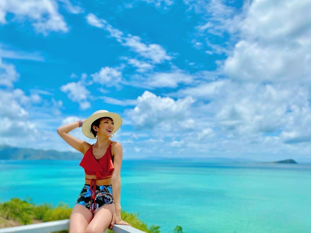 渡辺由布子のインスタグラム：「🌞  HELLO #2021 🙌 明けましておめでとうございます。  1年前の今頃はオーストラリアでカウントダウンして、次の2021年はメキシコ行くぞーと浮かれていたのが信じられないくらい、世界が一変してしまった。  いつまで続くのか、これからどうなるのか、未来は誰にもわからないから、一刻一刻を今よりずっと大切に生きていかなきゃと思う。  と言いながら、こんなに何もしない年末年始が久々すぎて戸惑っていたら、新年早々突然のぎっくり首に襲われて、言わずもがな寝正月でスタートする2021年。  皆さんにとって健やかで穏やかな一年になりますように！ 今年もどうぞ宜しくお願いします🙇‍♀️  Happy New Year from Tokyo🇯🇵 A year ago today in Australia🇦🇺 The COVID-19 pandemic has completely changed our lives, but it honestly hasn't been too bad for me.  Wishing you all peace and happiness for 2021 !  #謹賀新年 #あけおめ  #ことよろ  #HappyNewYear #HNY #pandemic  #instagramboyfriend  #20210101  #tbt🔙📸   📍 @intercontinentalhaymanisland #HaymanIsland #greatbarrierreef #Australia #🇦🇺」