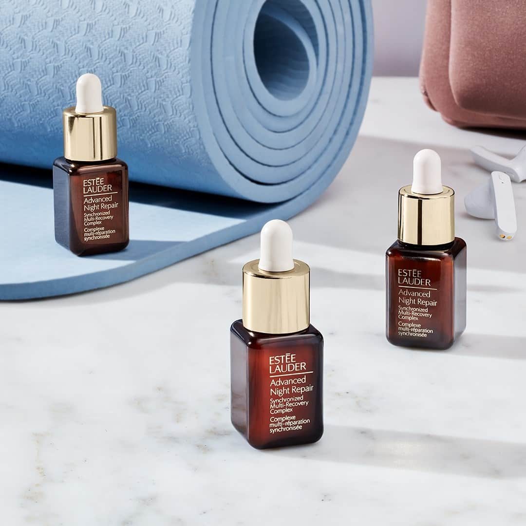 エスティローダーのインスタグラム：「#BeautyResolution: make NEW #AdvancedNightRepair part of your daily wellness routine. ✨ With new fast repair and 8-hour antioxidant protection, now is the perfect time to try our mini #LittleBrownBottle and join #GenerationANR! Tap to shop this mini now!」