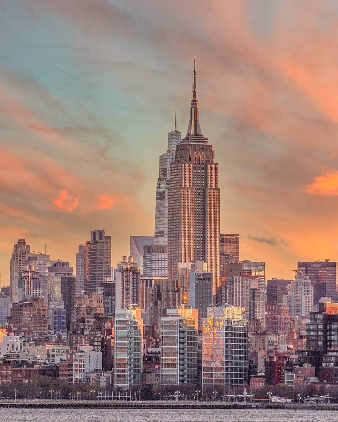 Empire State Buildingさんのインスタグラム写真 - (Empire State BuildingInstagram)「Swirling skies ✨⁠ ⁠ 📷: @everdayimshuttering  #EmpireStateBuilding」1月3日 0時01分 - empirestatebldg