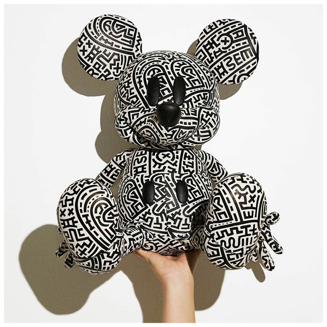 のインスタグラム：「EDIT: Giveaway now closed. We’re starting 2021 by spreading some joy: enter for a chance to WIN this exclusive Mickey Mouse doll from the new #DisneyxHaringxCoach collection. ❤️ To enter, comment below with your goal for 2021 and use the hashtag #giveaway. No purchase necessary. Ends 1/7/21. NA only. Official rules here: on.coach.com/Rules. #CoachNY」