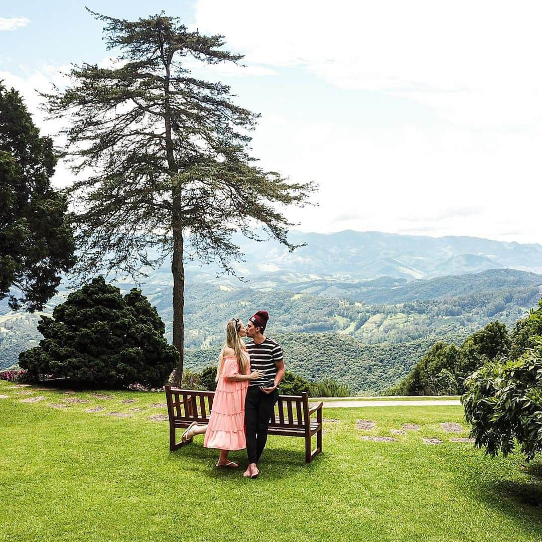 ダニーロ・フェルナンド・アベラールのインスタグラム：「Viramos o ano juntos e com ele o seu aniversário, um ano que tanto esperamos chegar por diversas coisas, mas a principal pela chegada do nosso filho, por mais que te disse pessoalmente o quanto você é importante pra mim, gostaria de deixar registrado aqui tbm, aonde muitas pessoas que me acompanha e te acompanha tbm! FELIZ ANIVERSÁRIO meu amor, que Deus te abencoe cada dia mais, voce é a pessoa mais incrível que eu já conheci, minha esposa, amiga e a mãe mais carinhosa que ja é! Te amo e sempre te amarei ❤️ @nataliarborba」