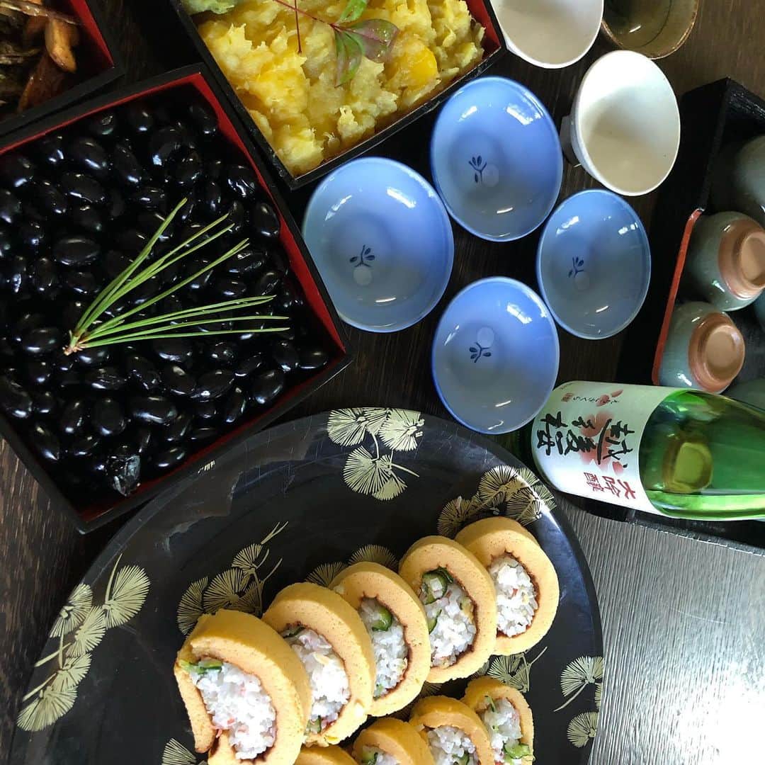 KAGAWACHIHOさんのインスタグラム写真 - (KAGAWACHIHOInstagram)「・ A Happy New Year 🐮🌅🎍❤️ ・ ・ 新年明けましておめでとうございます✨ 2020年は皆さまに出会えて幸せでした💕 2021年も、何卒よろしく願い申し上げます🐮💕 (お写真はお料理教室で勉強したおせち料理です) ・ ・ みなさん、今年の目標はすでに決めましたか❓ ・ ・ わたしの今年の目標は...  ✔️日本酒についての知識を深める🍶 ✔️準ミス日本酒愛知としてのお仕事に励む🌸 ✔️日本酒を使ったレシピを考案する👩🏻‍🍳 ✔️中国語をもっと勉強する🇨🇳 ✔️通訳案内士の勉強をする💬 ✔️美容についてもっと勉強する💅 ✔️世界平和のために貢献する🌍 ✔️ゴルフのスコアで100を切る⛳️ ✔️両親に毎日「ありがとう」を伝える🤱🏻  などなど書き出すとキリがないですね🥺笑 ・ ・ ・ 目標を立てると何事もやる気がでますよね🙋🏻‍♀️🤍 みなさんの今年の目標にはどんなものがありますか❓ ・ ・  #日本酒#山田錦#酒造好適米#精米歩合#スパークリング日本酒 #日本酒大好き#お料理教室#abcクッキング #バリエーションクラス#日本酒好きな人と繋がりたい#お酒好きな人と繋がりたい#日本酒女子#日本酒男子#ポン酒タグラム#ポン酒#日本清酒#清酒#おせち料理 #おせちプレート #おせち#お料理好きな人と繋がりたい#お料理教室 #abccooking#houraisen#japanesesake#sake#japan」1月2日 23時53分 - chisan_golf_official