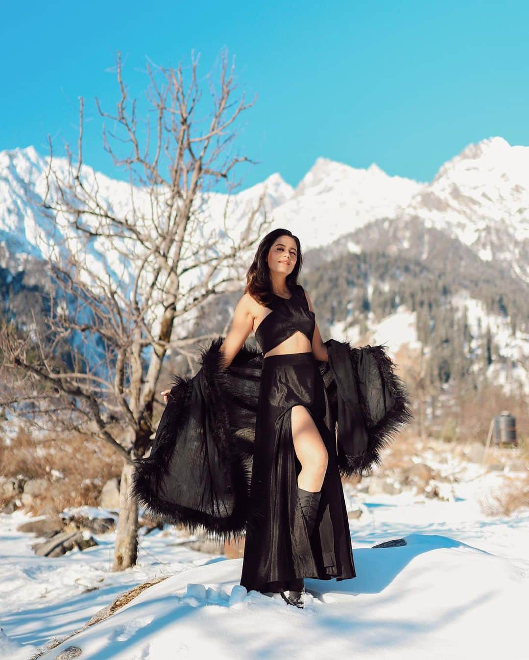 Aakriti Ranaさんのインスタグラム写真 - (Aakriti RanaInstagram)「Got these stunning black outfits from @apartment27th. Which one do you like more?   #aakritirana #lookbook #black #outfitinspiration #ootd #blacklove #snow #manali #newyear #mountains」1月2日 23時54分 - aakritiranaofficial