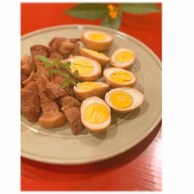 前田ゆかのインスタグラム：「今日は1日家から出ない日😌  煮込んで冷まして 味がしみて角煮が出来上がり。  #お正月 #簡単レシピ  #家にあるもので料理するお正月 #今年は食品ロスを減らしたい  #買い過ぎない #作り過ぎない #娘と書初め #もう夜だ #maeyukareshipi」