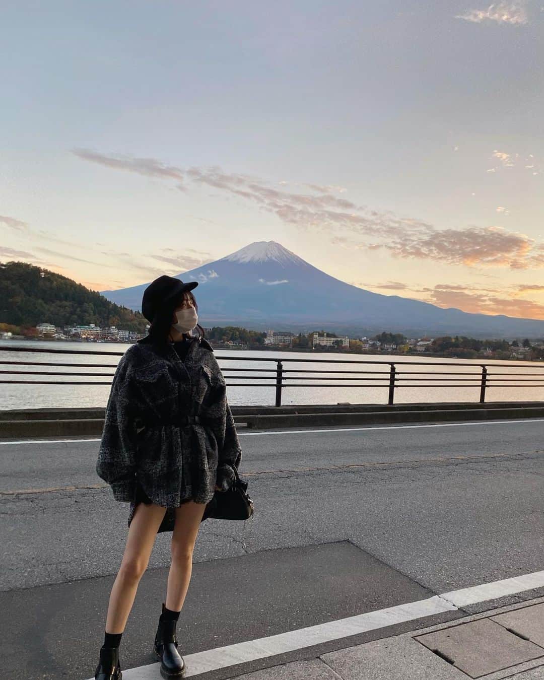 永井理子のインスタグラム：「新年明けましておめでとうございます。 2021年もどうぞよろしくお願いします😌  今年はこの状況に負けず、 もっといろんなことに挑戦したいな… 頑張ります！！ 皆さんにとって笑顔の溢れる一年になりますように！  #2021 #ちょっと前に富士山を見に行ったときの写真📷」