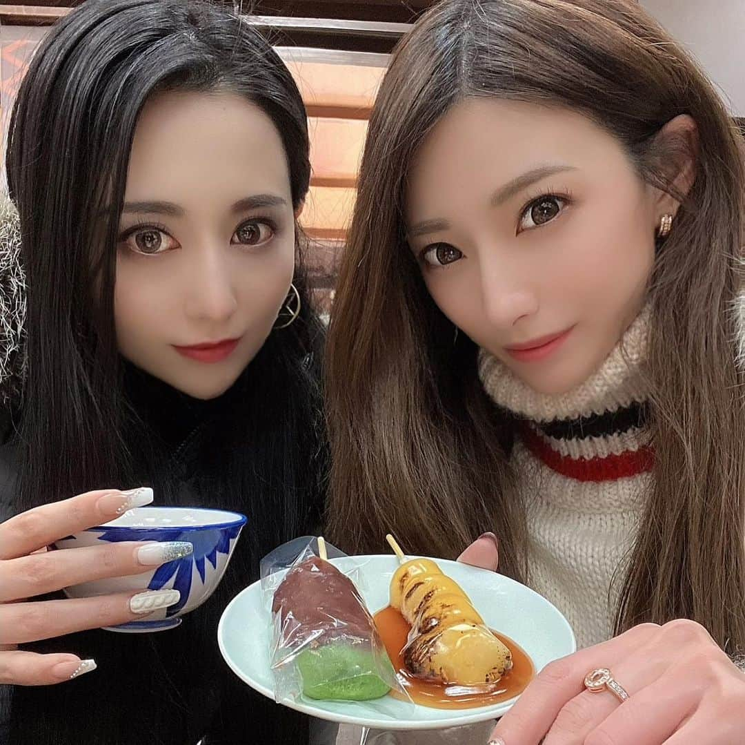 華沢友里奈さんのインスタグラム写真 - (華沢友里奈Instagram)「2021年スタート❤️ 去年は個人的に波瀾万丈な人生で 楽しい事、辛い事がたくさん あった年でした😂 けど得たものも多く今年はそれを 生かしてまたさらに頑張れたらいいなって思います❤️  そして新年スタートは @himekani  と三社参りに行ってきました❤️  去年から厄年スタートした感じだけど はいw 前厄スタートですw 姫香も前厄だから一緒に厄払い❤️ 初日から笑いすぎてとってもいいスタートになった2021年❤️  皆様今年もよろしくお願いいたします✨  #三社参り　#川崎大師　#潮田神社 #柴又帝釈天  #厄払い　#followｍe」1月2日 18時29分 - hanazawayurina