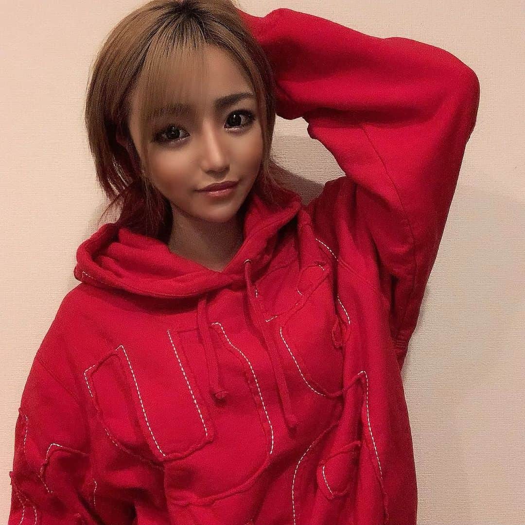 MII MAMAのインスタグラム：「. . . 沢山のコメント、DMありがとうございます♥️ 本年もよろしくお願いします🙇🏽‍♀️🙇🏽‍♀️ . 年明け早々、携帯落としてバッキバキ😱💦 イチナナのおみくじギフトでは大凶引きまくり😂 今年の初詣は少しズラして行く予定だけど、 既におみくじ引くのびびってる🥶w . そういえば去年も大凶だったような？🤔 . 今年も上がるしかない年なのかもしれないなぁ😎💪🏾 . 頑張ろう‼️😆💪🏾✨ ------------------------------------------ 🔎White Style mi mama 良かったらチャンネル登録お願いします🙇🏽‍♀️ #YouTube#ユーチューバー#主婦ユーチューバー#MIIMAMA##チャンネル登録お願いします#2児ママ#年子ママ#ホワイトインテリア#モノトーンインテリア#シンプルな暮らし#収納#ホワイト収納#イチナナ#イチナナライバー#専属ライバー#主婦ライバー」