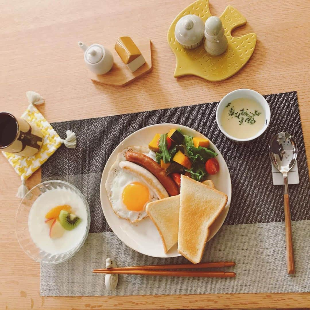 逃げるは恥だが役に立つのインスタグラム：「久しぶりのみくり飯🥪🍳 朝食にどーぞ  ２枚目はなんと平匡飯🥘🥗 こちらは夕食に  #逃げ恥 #ゴハンにも注目 #美味しいんです #もちろんあれも #今回はホットプレートで #まじ食い #赤堀先生ありがとうございます #モニタリングの料理にも注目」