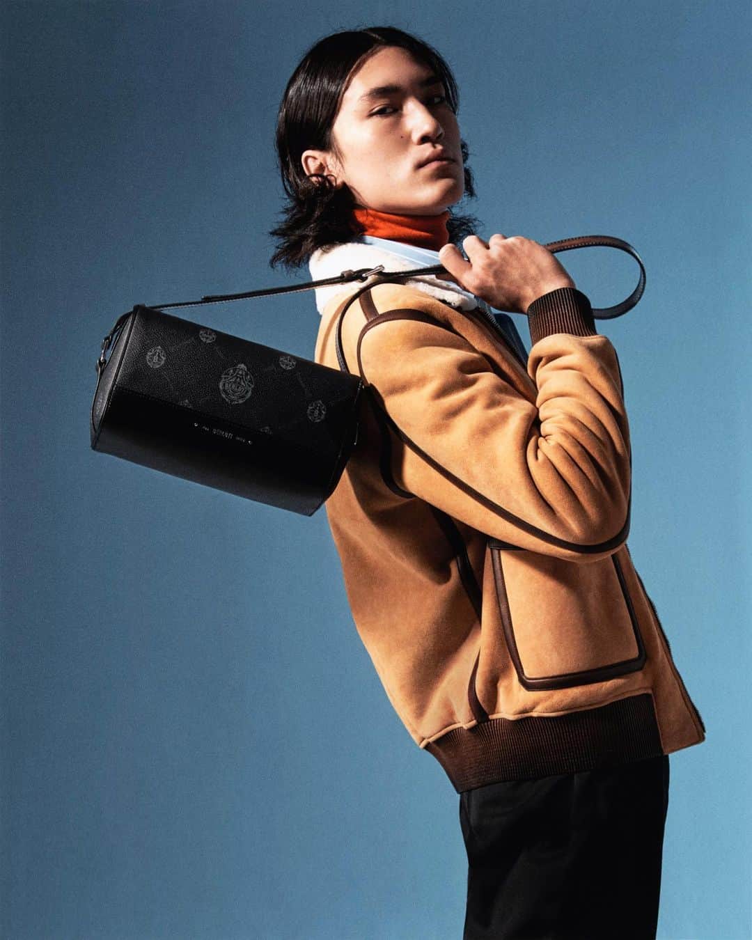 ベルルッティのインスタグラム：「- THE #BERLUTI SPRING 21 PRE-COLLECTION BY @kris_van_assche -  Introducing the ‘Aventure Gulliver’ Messenger Bag in SIGNATURE Canvas.   The pre-collection is now available In-Store and on the E-Shop.   Photography by @carlijnjacobs  Creative Direction by #krisvanassche and @mmparisdotcom  Styling by @mauricionardi」