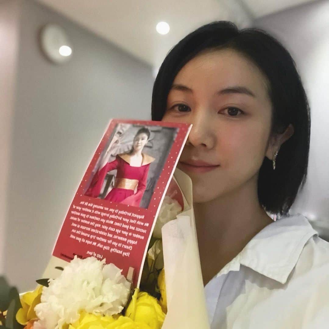 キム・オクビンのインスタグラム：「생일을 축하해 줘서 고마워❤️ 팬께서 보내주신 케이크는 아까워서 못 먹겠어요 어쩌죠.. 정말 고마워요. 사랑하는 친구들 너무너무 고맙고 다들 코로나 끝나고 만나. 모두들 새해 복 많이 받으시고 2021년에는 건강하게 행복한 한 해가 되세요.」