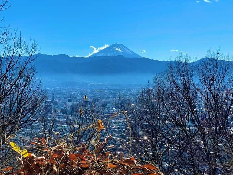 鷹木信悟さんのインスタグラム写真 - (鷹木信悟Instagram)「整体→山登り→ストレッチと4時間以上も繰り返し⛰ 施術はパワフル整体師の大橋さん💪 正月からお付き合い頂き感謝感激🙏 〆は弘法大師が開湯し、信玄公も傷を癒したという伝説がある湯村温泉へ♨️ 俺もたっぷり癒されたよ...✨ #njpw #prowrestling  #山梨 #武田信玄 #空海」1月2日 18時35分 - takagi__shingo