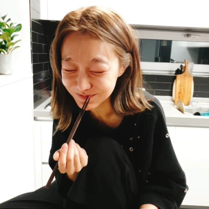 シン・ソユルのインスタグラム：「⠀ ⠀ 호화로운 저녁🐮 ⠀ 옆집분들이 굴찜을 나누어주셨어요❤ 지촐이는 신이났고 생굴을 못먹는 저는 걱정이 하였지만... .....세상에... 넘모 맛있어.....🙊🙊🙊 감사합니다. 잘먹겠습니다:) ⠀ (+) 민소매주의.맨얼굴주의. ⠀ ⠀ ⠀」